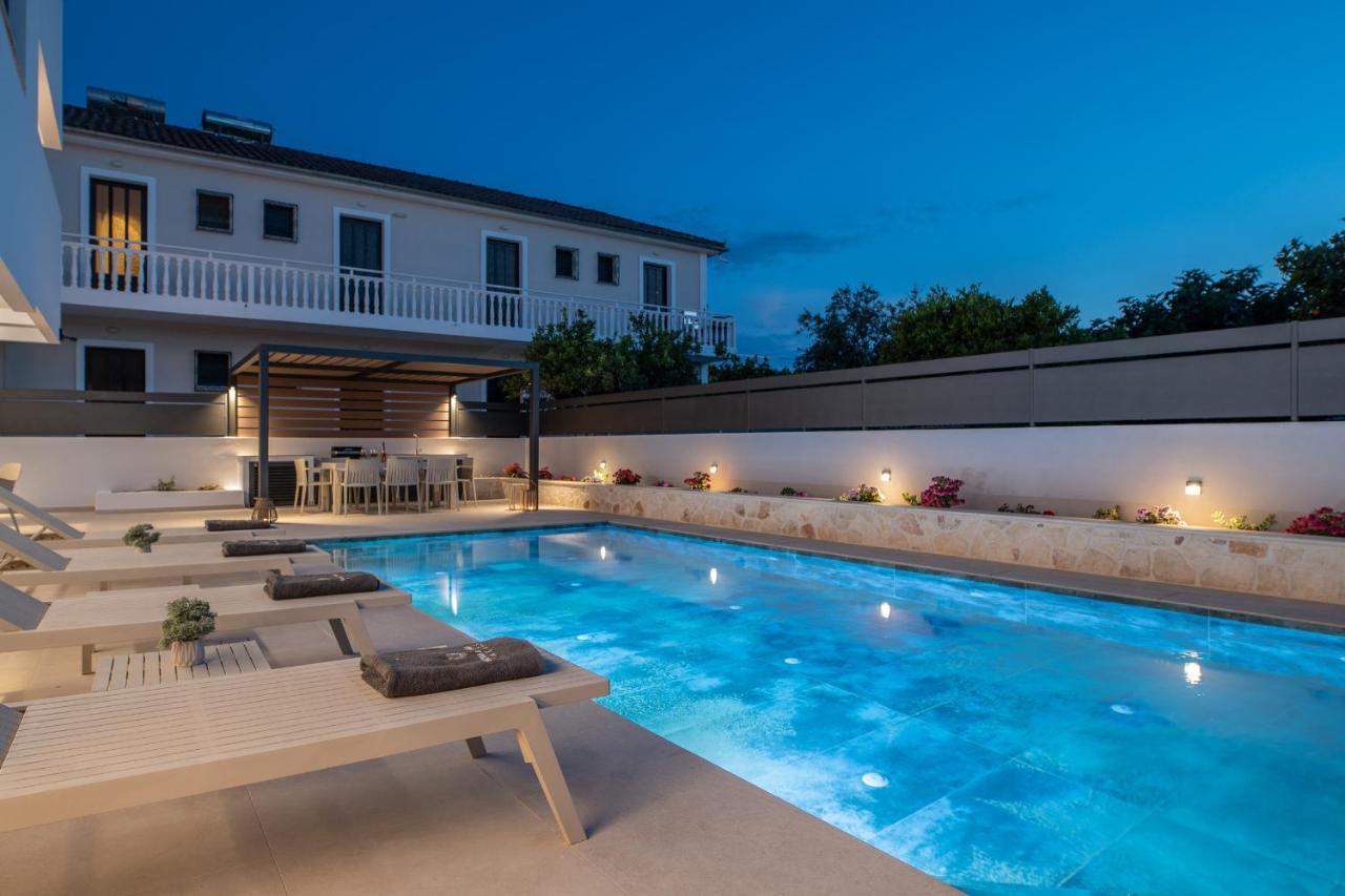Villa Savvas & Maria Palace *